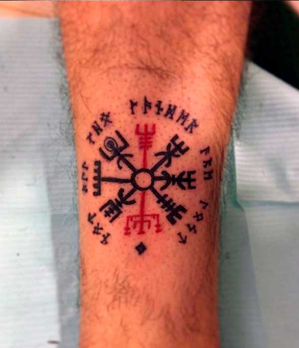 tatuaje del simbolo del Aegishjalmur o timon del terror