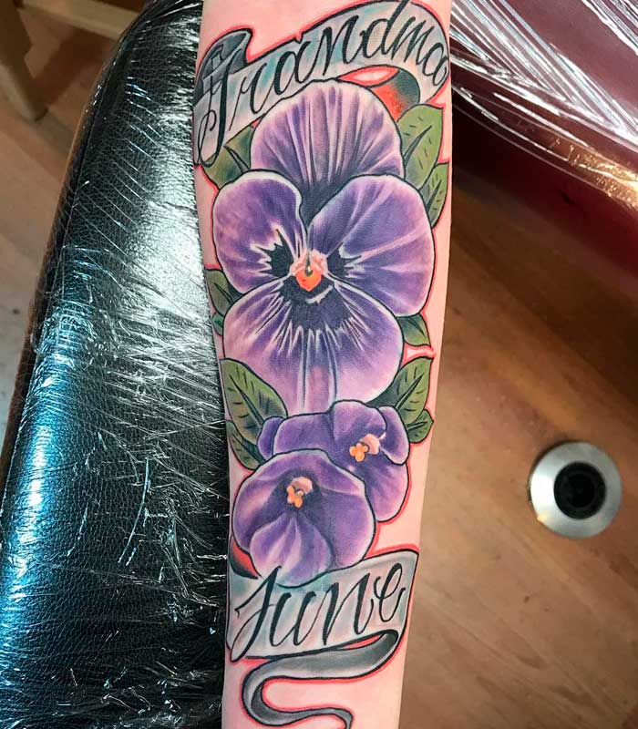 tatuaje flor violeta africana