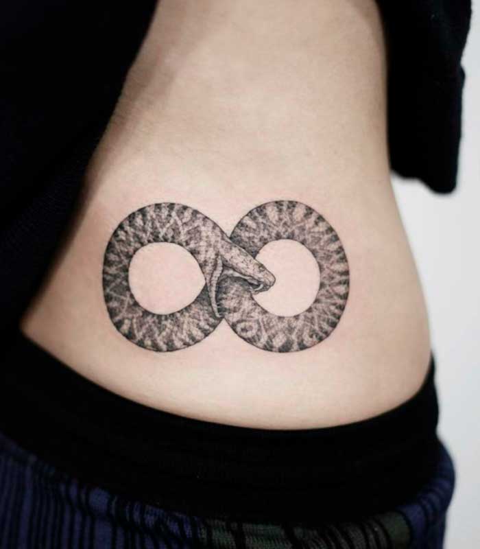 tatuaje infinito blanco y negro