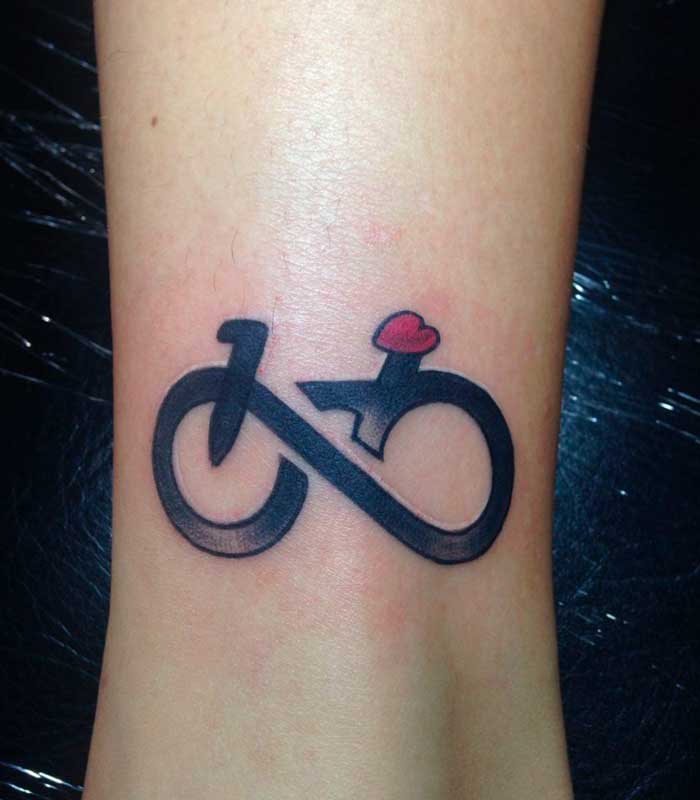 tatuaje infinito con bicicleta