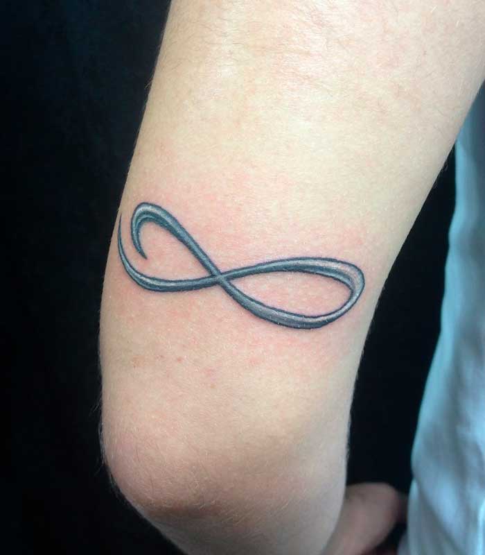 tatuaje infinito en el brazo