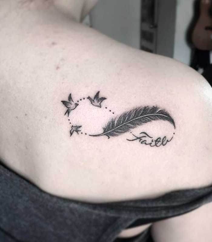 tatuaje infinito en el hombro