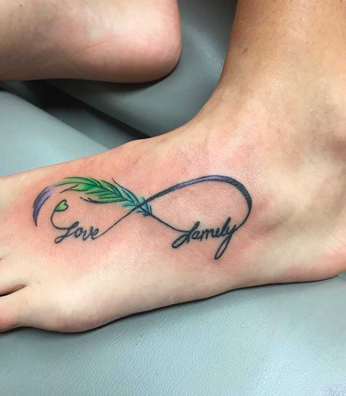 tatuaje infinito en el pie