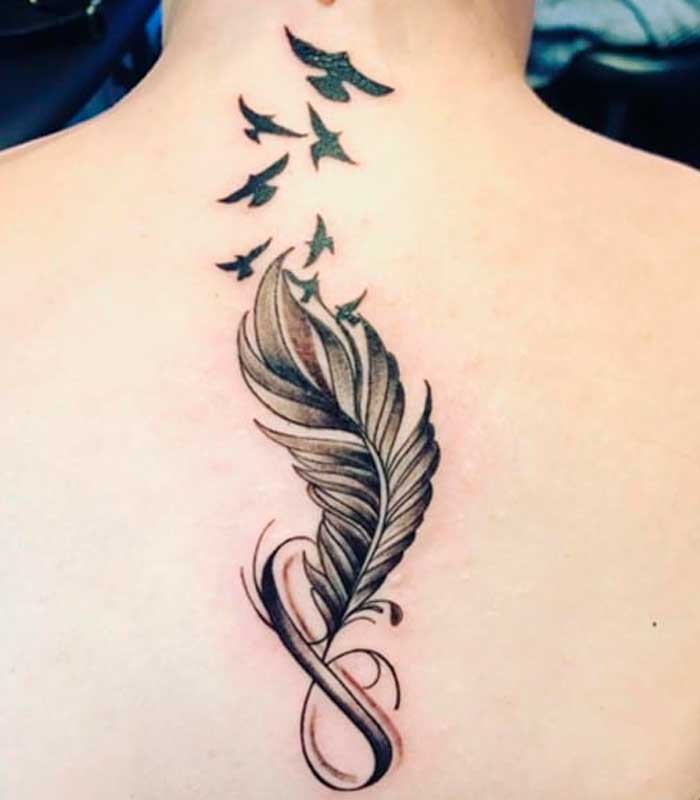 tatuaje infinito en la espalda