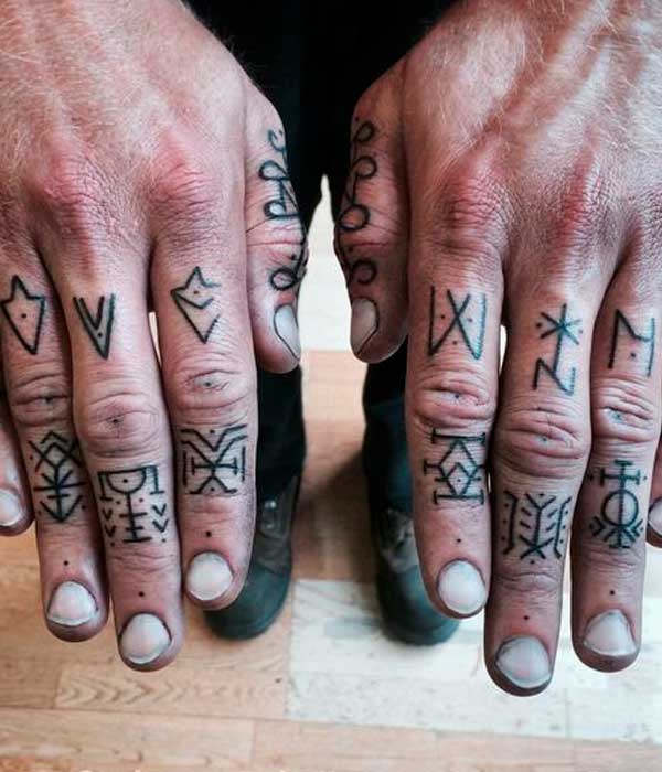 tatuaje vikingo en la mano y dedos