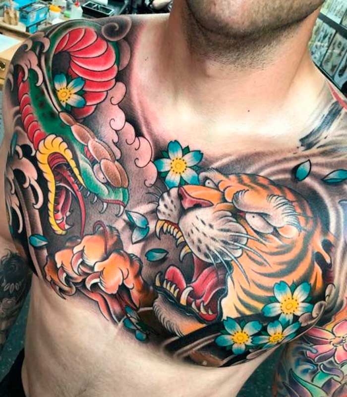 tatuajes a colores en el pecho