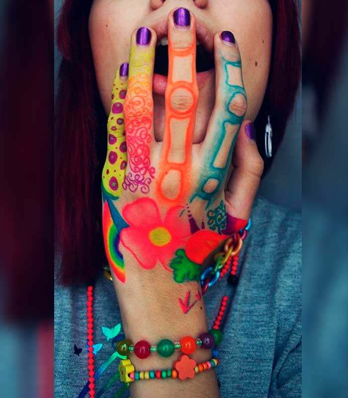 tatuajes a colores en los dedos