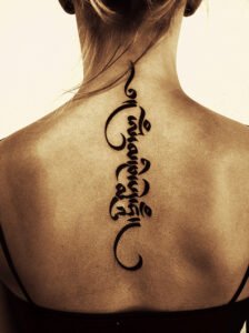 Tatuajes árabes en la espalda