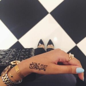 Tatuajes árabes en la mano
