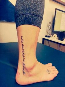 Tatuajes árabes en la pierna