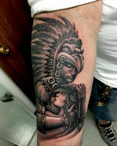 Tatuajes aztecas en el brazo