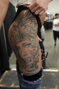 Tatuajes aztecas en la cadera