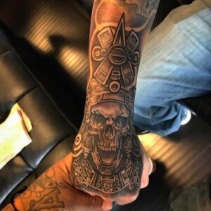 Tatuajes aztecas en la mano