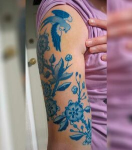 tatuajes azules para mujeres