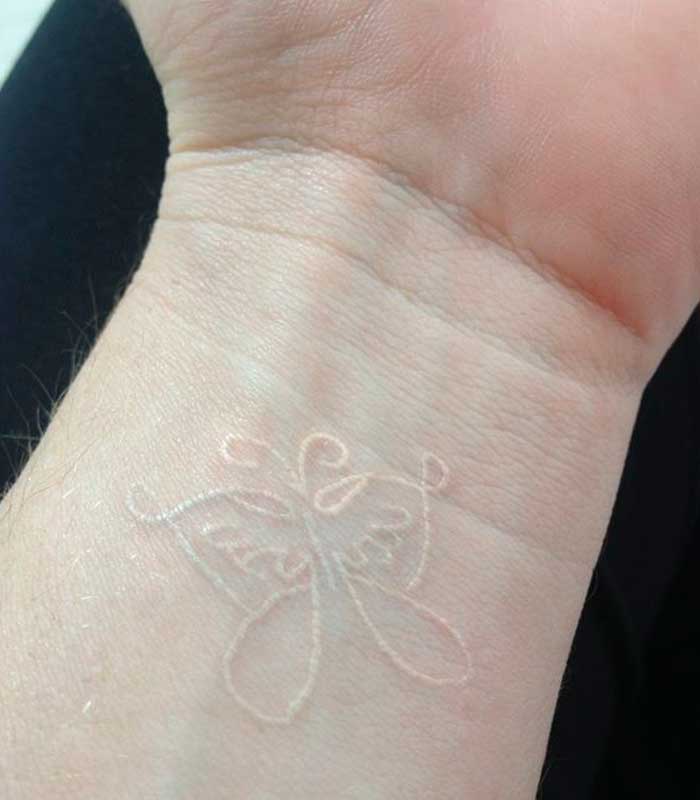 tatuajes blancos de mariposas