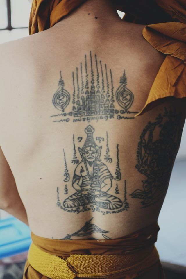 tatuajes budistas en la espalda