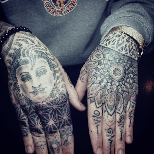 tatuajes budistas en las manos