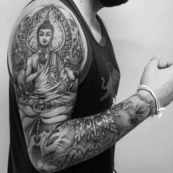 tatuajes budistas en los brazos