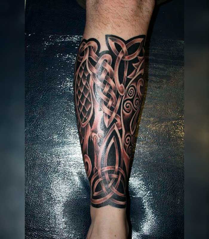 tatuajes celtas en la pierna