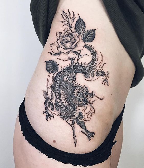 tatuajes chinos en la cadera