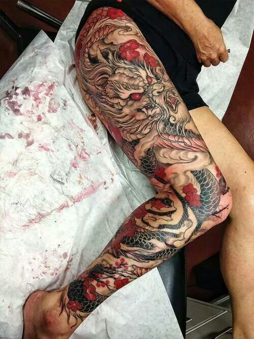 tatuajes chinos en la pierna