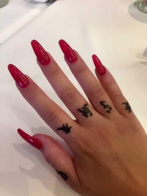 tatuajes chinos en los dedos