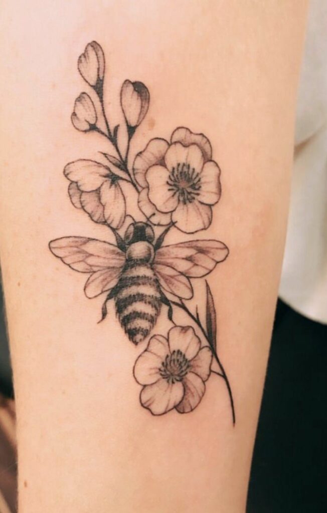 tatuajes de abejas con flores