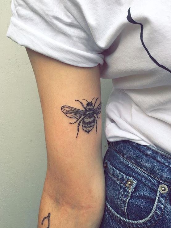 tatuajes de abejas en el brazo