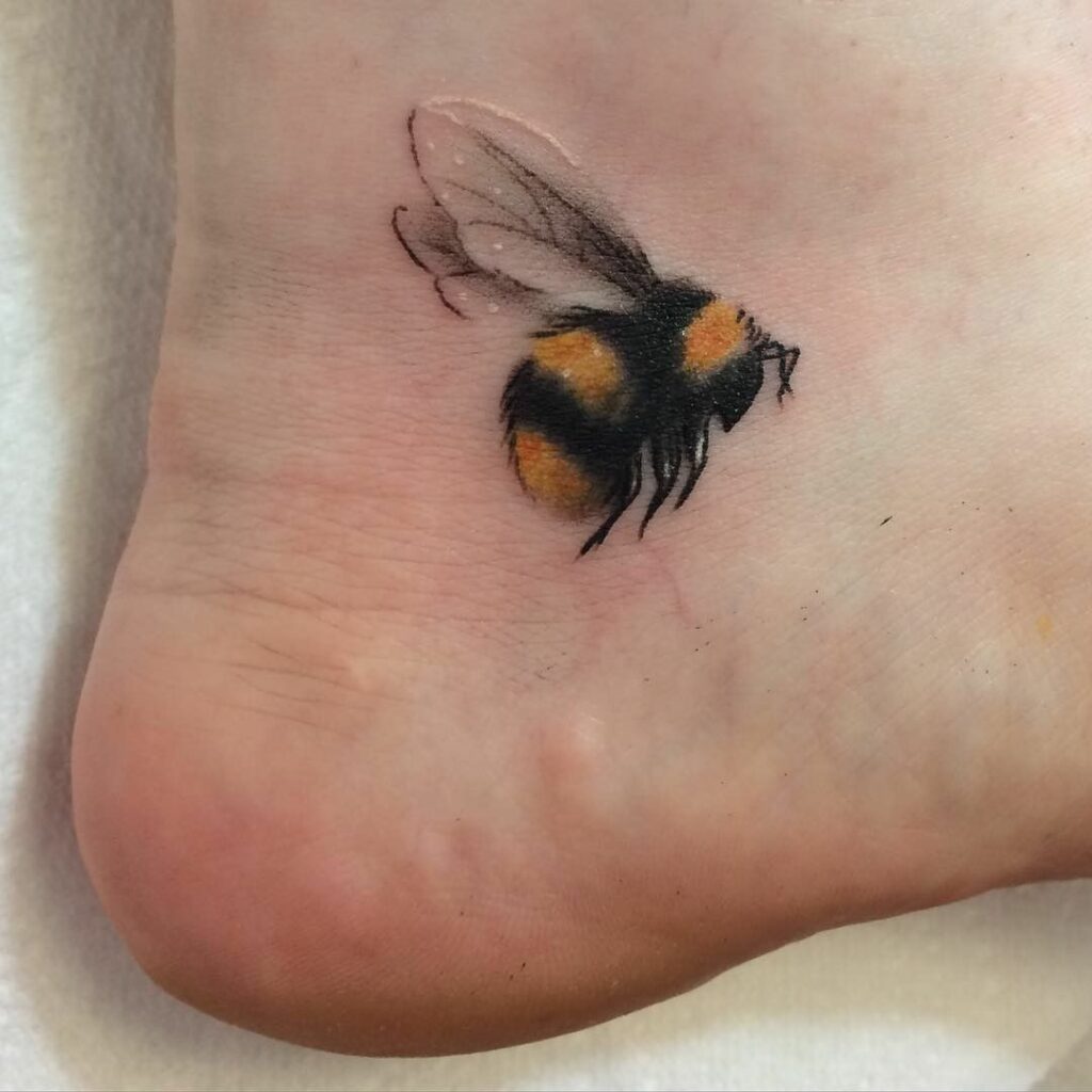 tatuajes de abejas en el pie