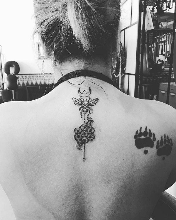 tatuajes de abejas en la espalda