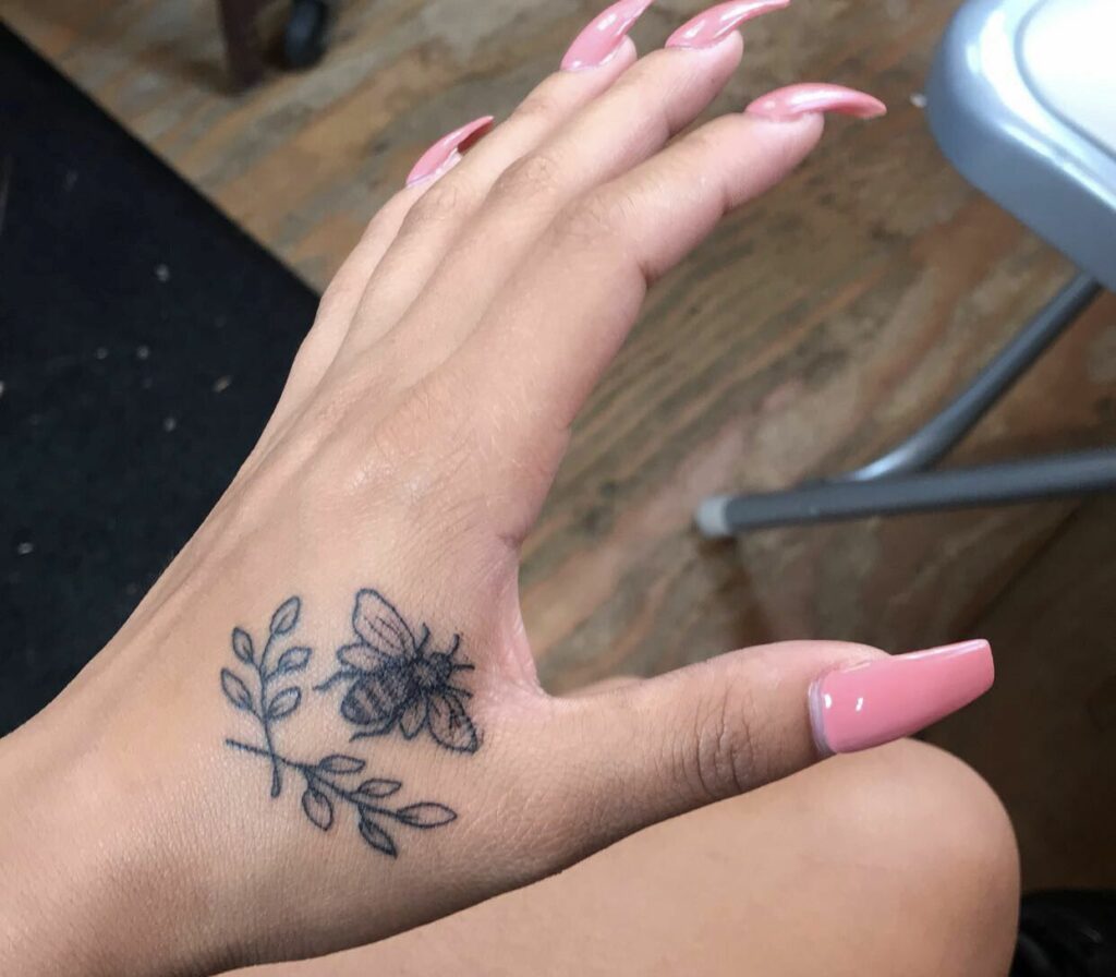 tatuajes de abejas en la mano