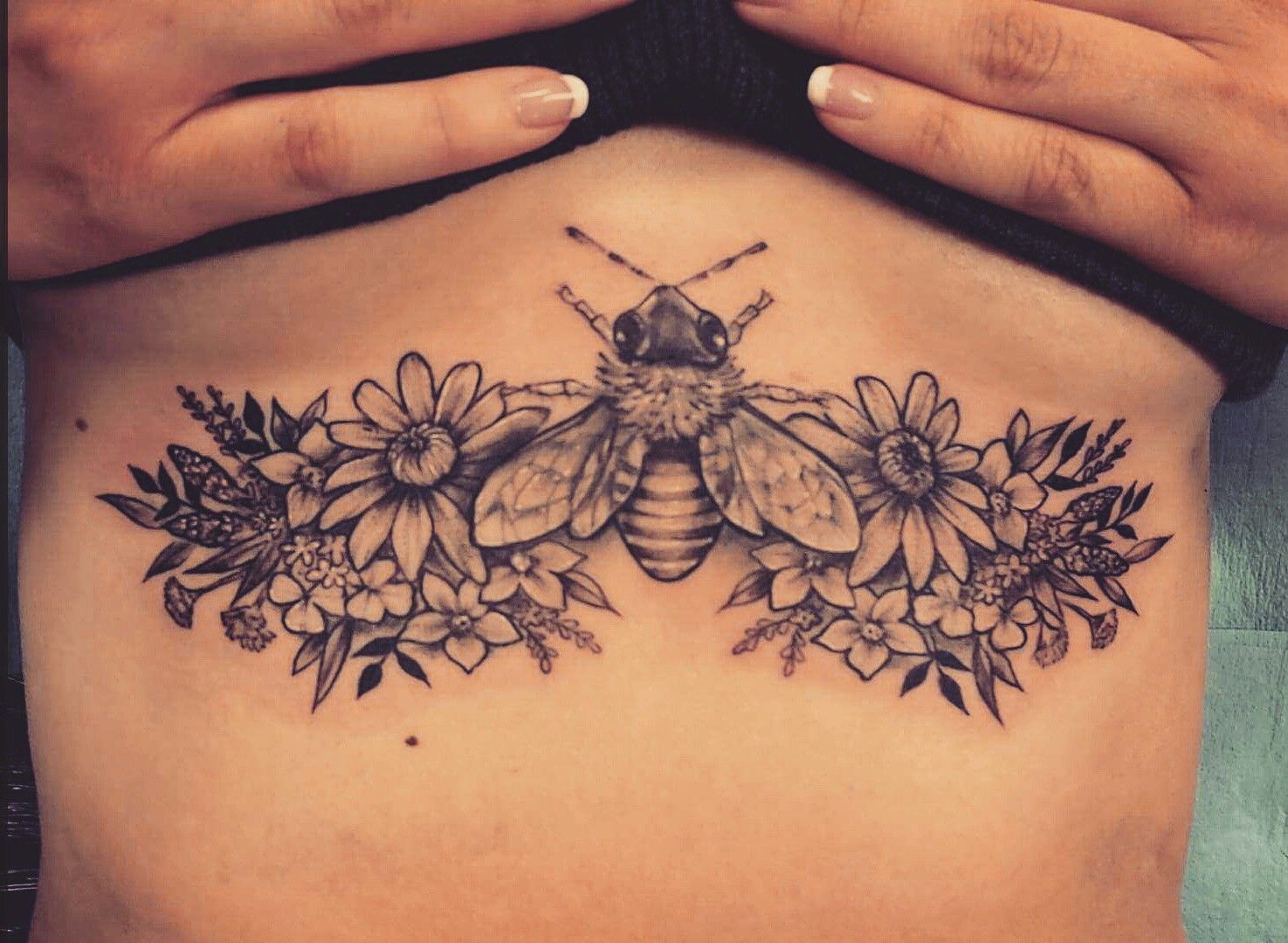 tatuajes de abejas para mujeres