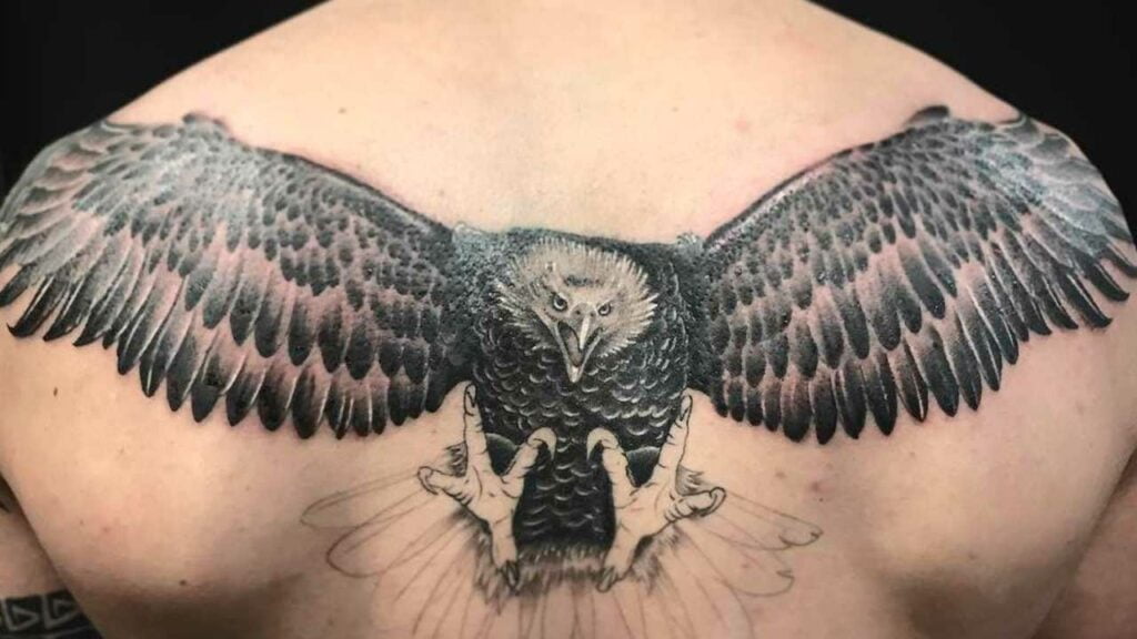 tatuajes de aguilas en la espalda