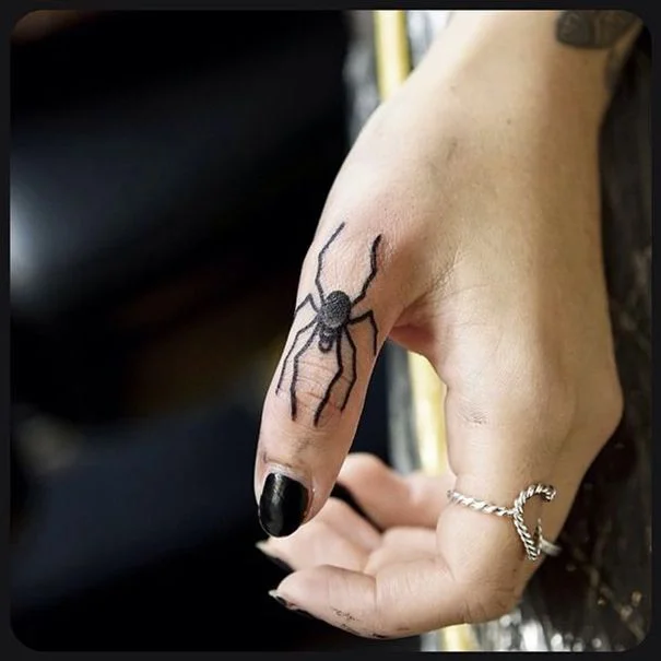 tatuajes de aranas en las manos