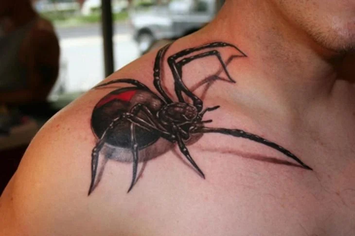tatuajes de aranas en los hombros