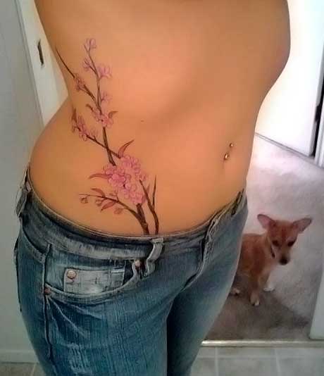 tatuajes de arboles en la cadera