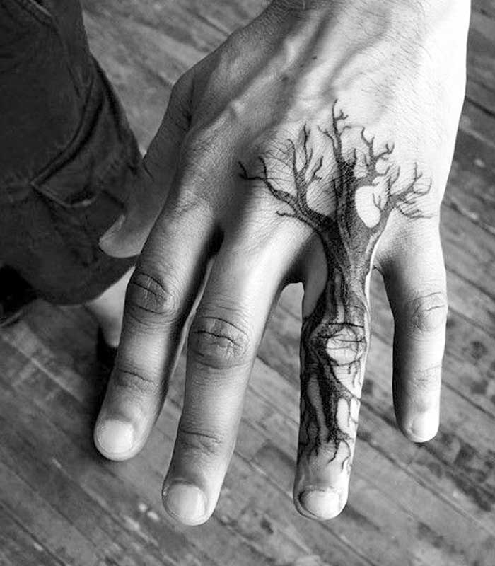tatuajes de arboles en la mano y dedos