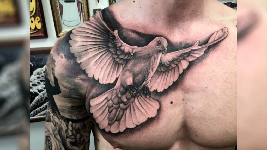tatuajes de aves en el pecho
