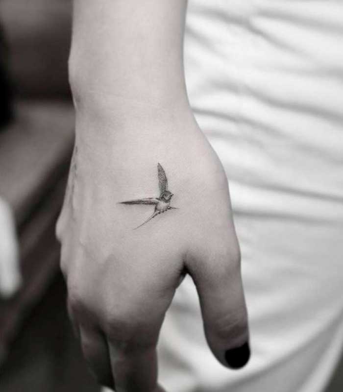 tatuajes de aves en la mano muneca dedos