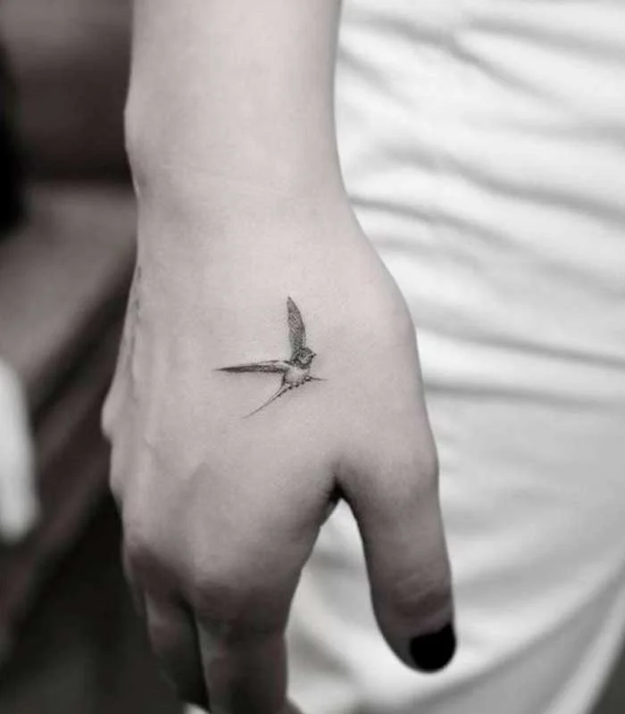 Tatuajes de aves: 🐦 Significado y mejores diseños 42 tatuajes de aves en la mano muneca dedos