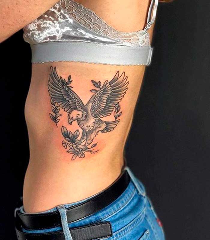 tatuajes de aves en las costillas