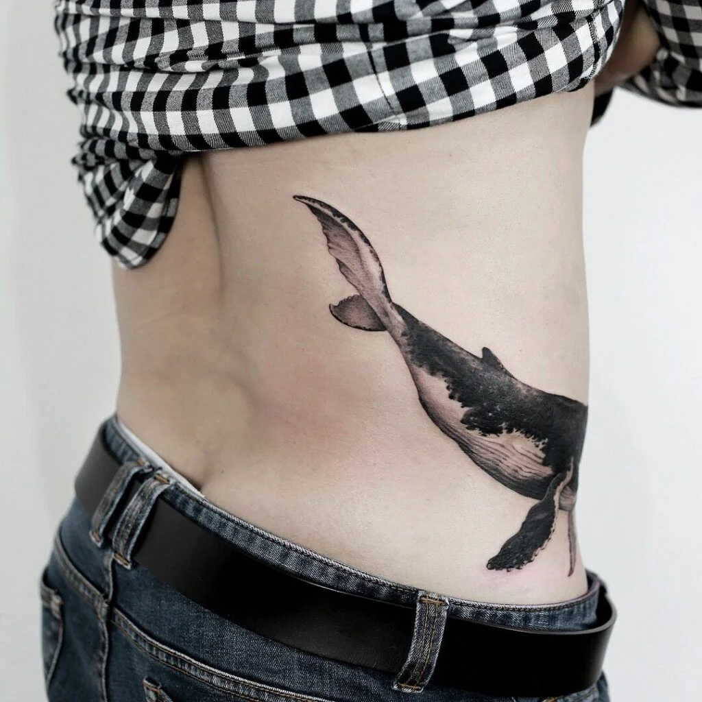 tatuajes de ballenas en el abdomen