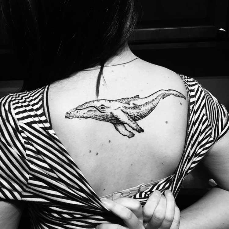 tatuajes de ballenas en la espalda