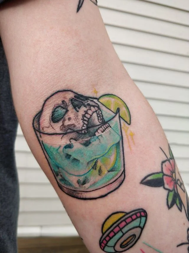 Tatuajes de comidas, bebidas y frutas: 🍔🍍🍷 + 100 imágenes 57 tatuajes de bebidas 7