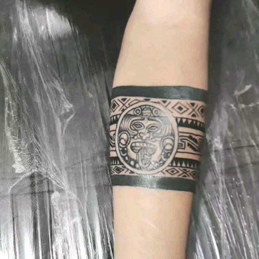 tatuajes de brazaletes aztecas