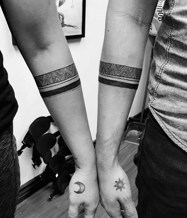 tatuajes de brazaletes vikingos para parejas