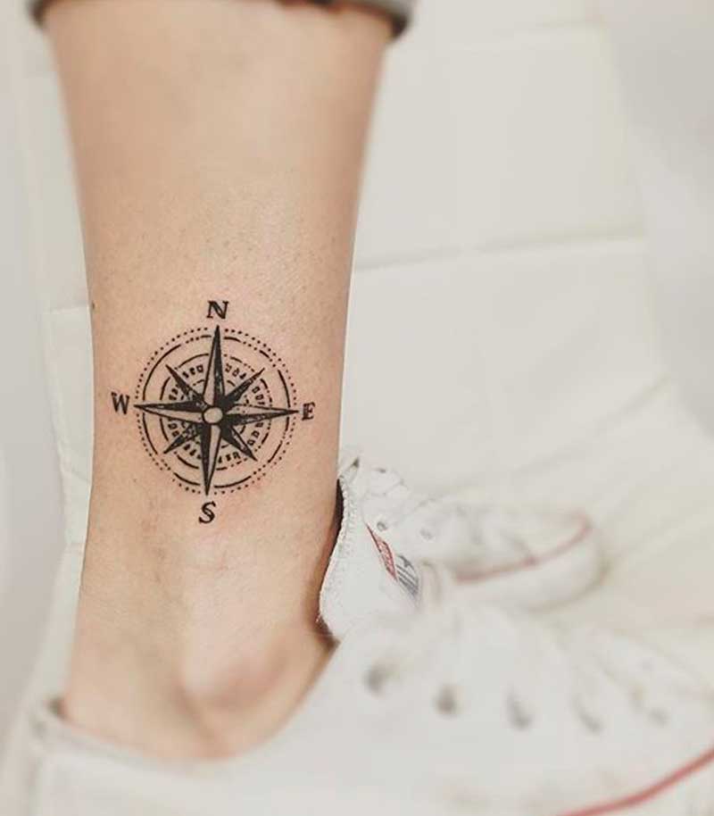 tatuajes de brujulas en la pierna