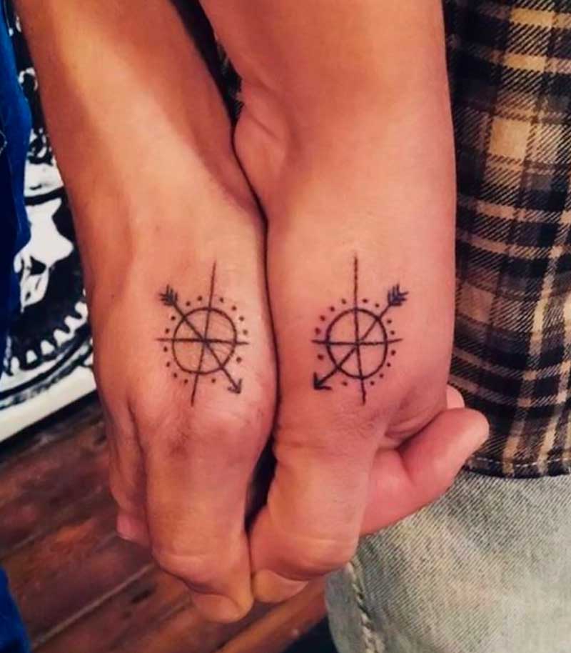 tatuajes de brujulas para parejas 4