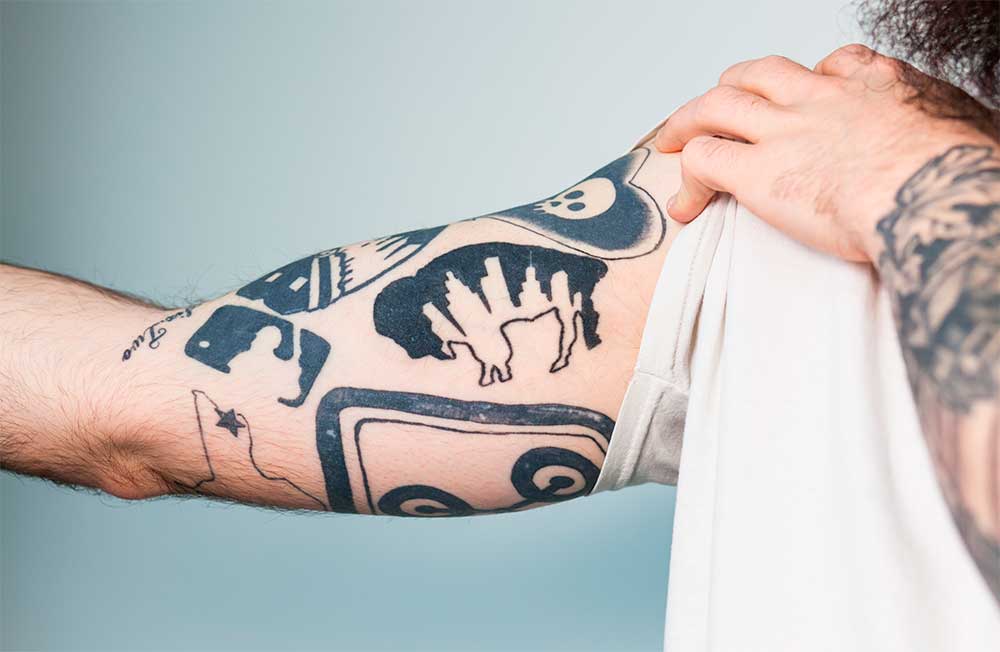 tatuajes de bufalos en el brazo