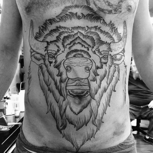 tatuajes de bufalos en el pecho